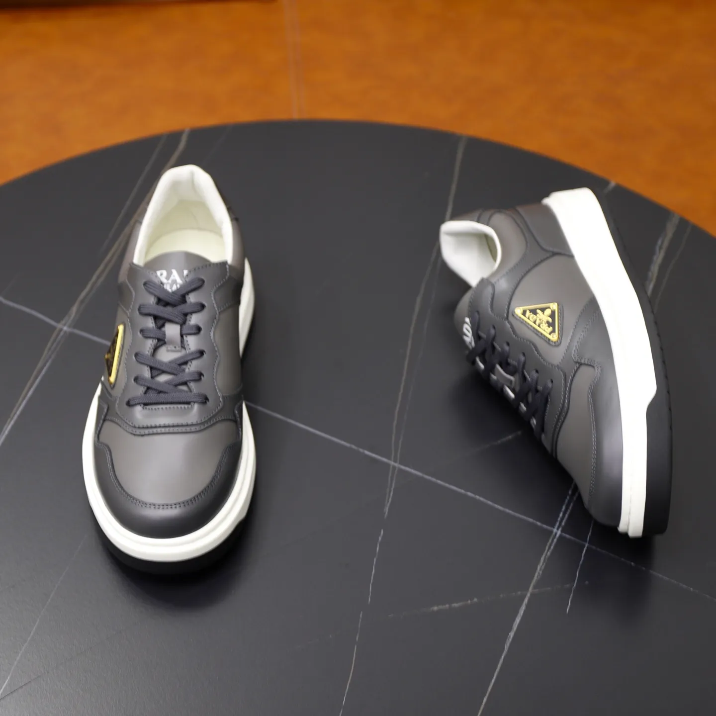 Factory price: 760💰Top original order Brand: PRADA (Prada) Standard code: Men's size 38/44 (45 can be customized) Grade: Same as the official website Material: Original cowhide stitching imported cowhide lining Original combination two-color wear-resistant soft outsole Style category: Leisure and sports version Young fashion European and American trend British style Color: Real picture color